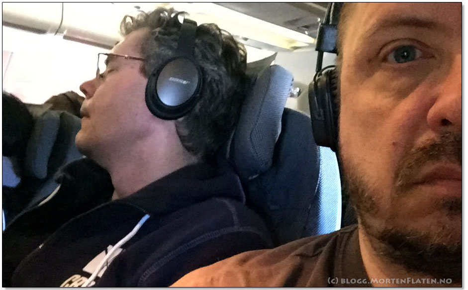 mann sover på SAS fly til Chicago